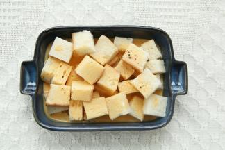 均匀地倒入烤碗，浸润吐司块。