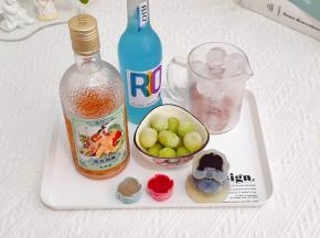 准备食材，咖啡液倒入模具中冻成冰块，桂花杨梅酒倒入玫瑰花模具中冻成冰玫瑰花。