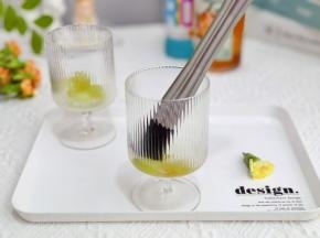 青提去皮放入杯中捣碎。