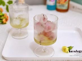 
樱花洗净后冻成冰块，青提放入杯中捣碎+樱花冰块+青柠片？