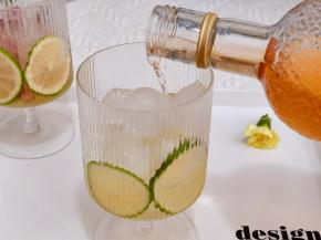 倒入桂花杨梅酒，再倒蓝玫瑰威士忌，加入咖啡块，玫瑰花块就好啦！