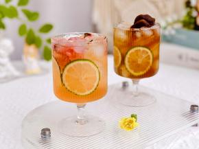 倒入桂花杨梅酒就好啦！两款简单好喝高颜值，炎炎夏日给小仙女们带来一杯微醺的小确幸。