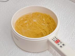 首先将意大利面煮熟“快速煮熟的方法：可以提前将意大利面泡软再煮”
