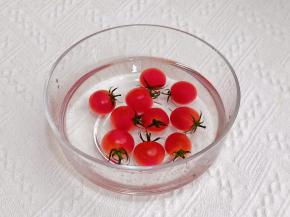 樱桃番茄洗净。