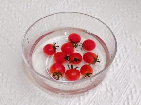 樱桃番茄洗净。