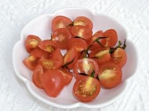 对半切开，番茄蒂不要去掉，摆盘时做花朵用。