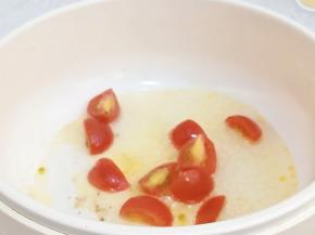 起油锅倒入三分之一番茄翻炒。