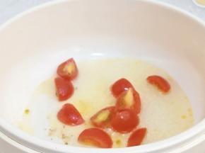 起油锅倒入三分之一番茄翻炒。