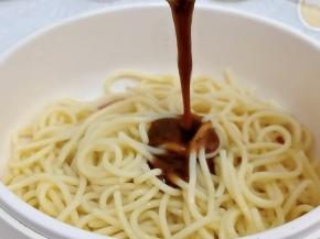 加入煮熟的意面+黑胡椒酱。