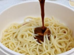 加入煮熟的意面+黑胡椒酱。