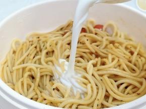 加牛奶翻炒均匀即可。