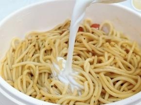 加牛奶翻炒均匀即可。