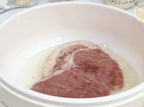 黄油放入锅中加热融化+牛排煎至变色+黑胡椒酱，煎至自己喜欢的口感就好啦！