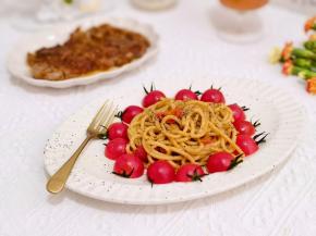 意面装盘，番茄摆盘就好啦！