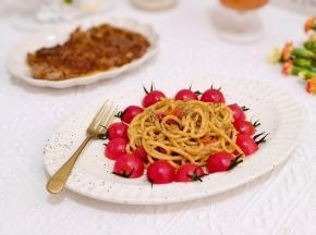 意面装盘，番茄摆盘就好啦！