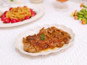 牛排切块摆盘。