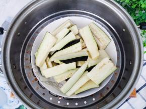 茄子切条上锅蒸熟。