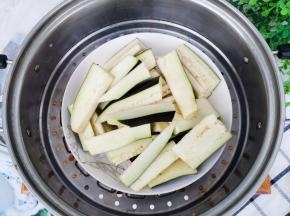 茄子切条上锅蒸熟。