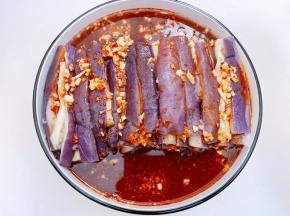 把调好的料汁淋在茄条上