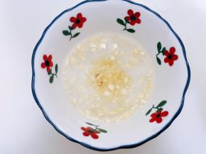 碗里加入蒜末，盐，白糖和纯净水