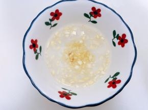 碗里加入蒜末，盐，白糖和纯净水