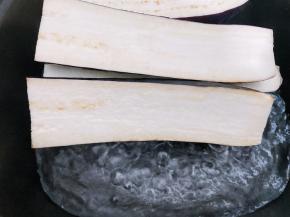 茄子切成大块，水开后放入锅架里蒸12分钟左右