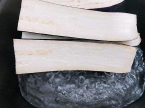 茄子切成大块，水开后放入锅架里蒸12分钟左右