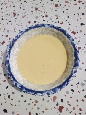 碗中放入两个鸡蛋，半碗面粉，半碗玉米淀粉，少许盐，适量的水搅拌均匀调成酸奶一样的糊状！