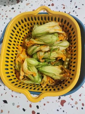 南瓜花去蒂放入盐水中浸泡5分钟捞出控干水分备用！