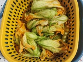 南瓜花去蒂放入盐水中浸泡5分钟捞出控干水分备用！