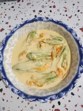 南瓜花放入面糊中，均匀的裹满面糊！