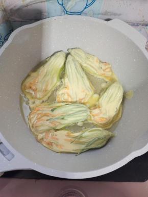 起锅烧油，放入南瓜花中火煎！