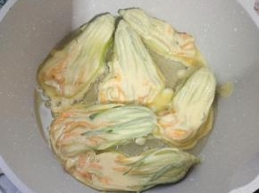 起锅烧油，放入南瓜花中火煎！