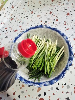 放入一勺生抽！