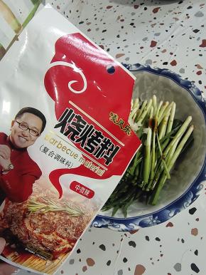 再放入适量的烧烤料！