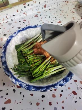 淋入适量的油，锁住韭菜的水分！