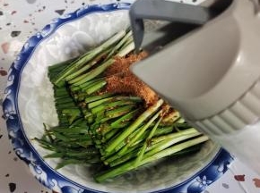 淋入适量的油，锁住韭菜的水分！