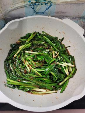 平底锅烧热，倒入拌好的韭菜，烤制韭菜熟了即可！（有烤箱或者空气炸锅的也可以放进锡纸盘，或者用锡纸包起来，再放进去180度烤10分钟即可！非常的方便！）