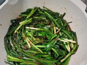 平底锅烧热，倒入拌好的韭菜，烤制韭菜熟了即可！（有烤箱或者空气炸锅的也可以放进锡纸盘，或者用锡纸包起来，再放进去180度烤10分钟即可！非常的方便！）
