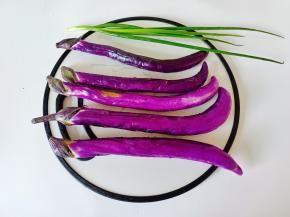 准备好新鲜的茄子。