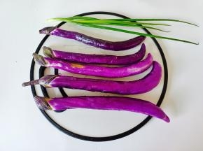 准备好新鲜的茄子。