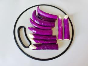 茄子清洗后切成两段。