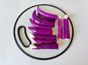 茄子清洗后切成两段。