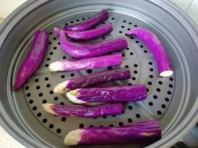 茄子上锅蒸熟。