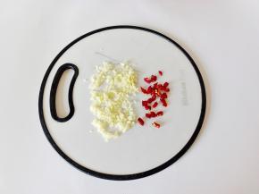 把蒜，辣椒切成沫。