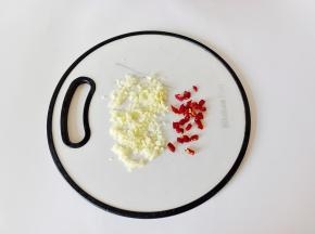 把蒜，辣椒切成沫。