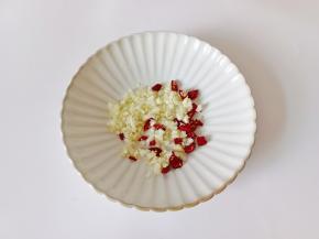 切好的蒜，辣椒放在盘子里。