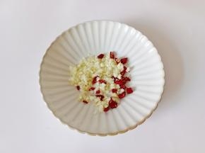 切好的蒜，辣椒放在盘子里。