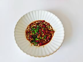 放上切好的葱花。