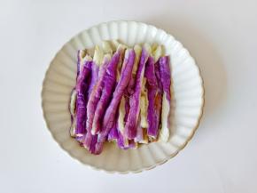 蒸好的茄子撕成长条。